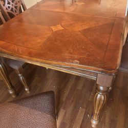 Dining Room table with matching 6 Chairs 