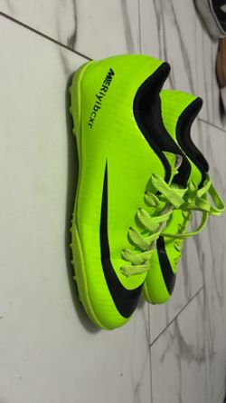 Indoor soccer shoes