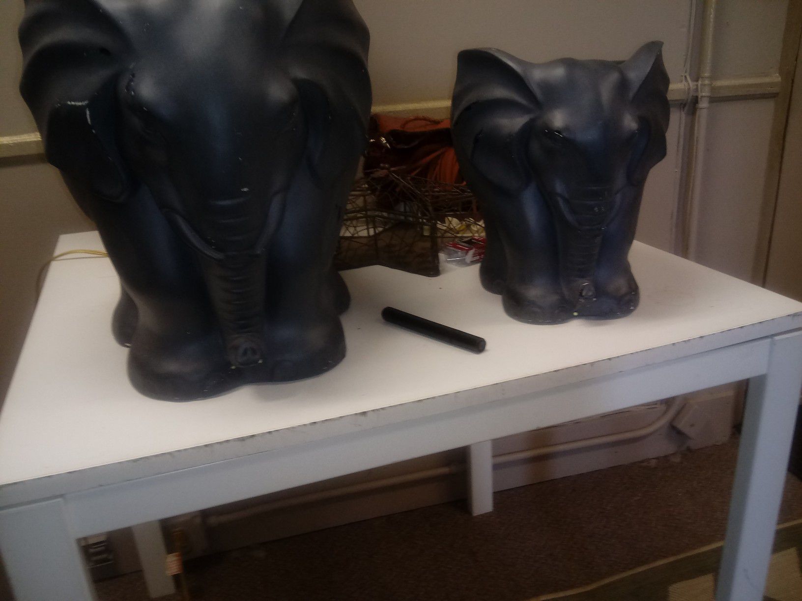 Awesome new. Set of Elephant flower pots high quality made of resin high quality