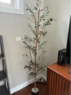 Faux olive tree - very good condition
