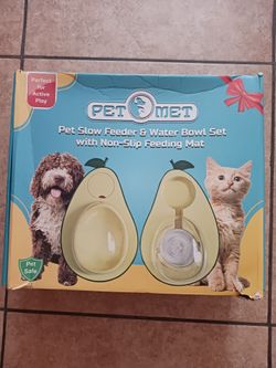 Pet Met slow feeder and water bowl set with non- slip feeding mat.