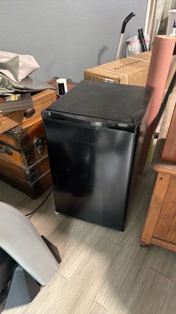 REFRIGERATOR / SMALL / HISENSE