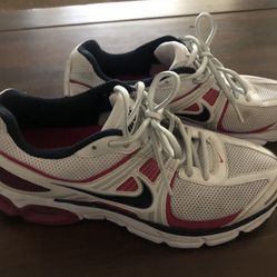 Women’s Nike Shoes - Size 9