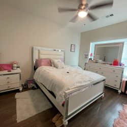 White Queen  Led Bedroom Set 