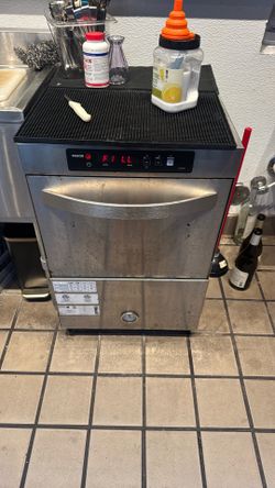 Commercial undercounter dishwasher