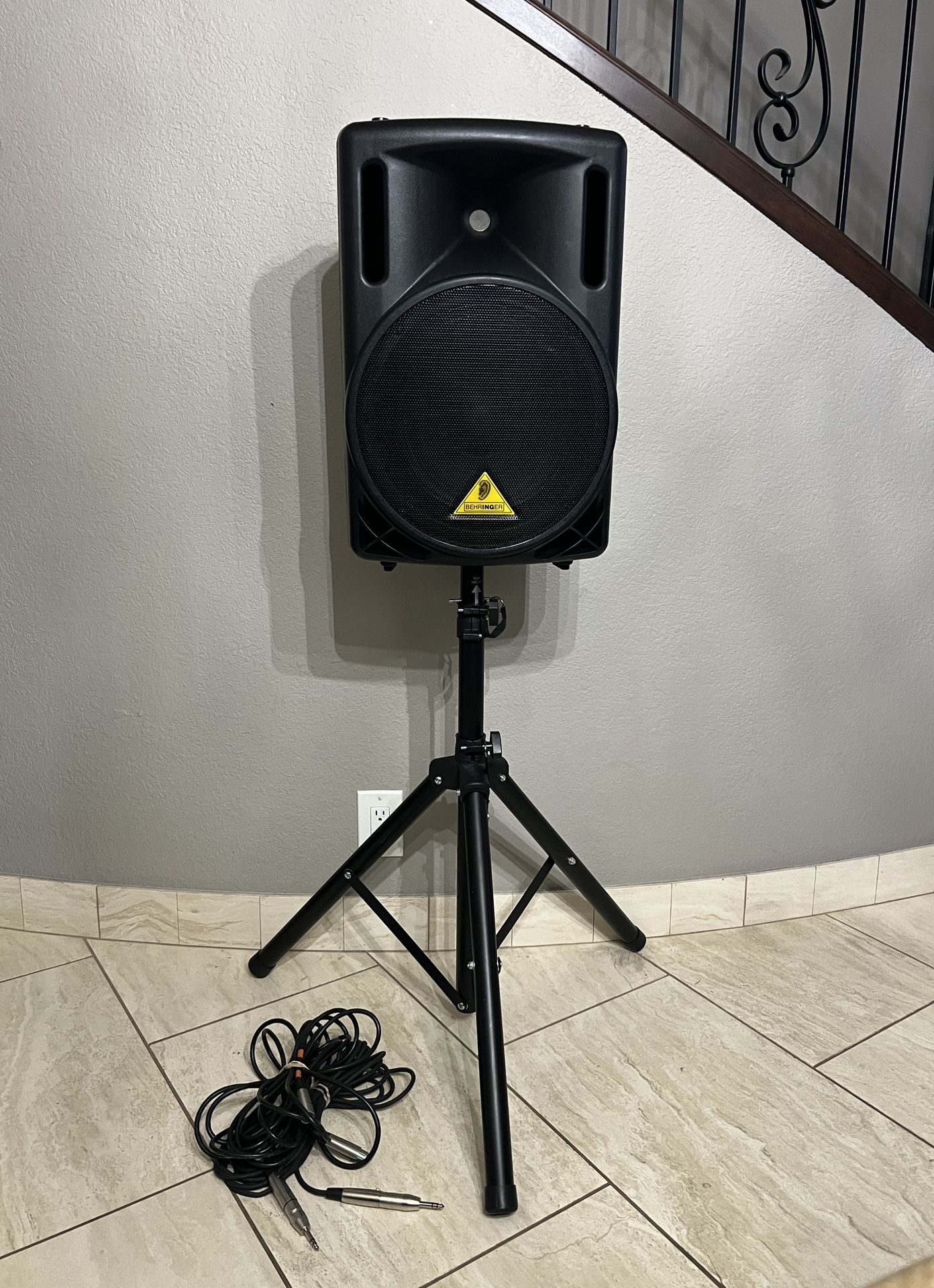 Behringer EUROLIVE B212D Powered Speaker, Monitor Combo Package