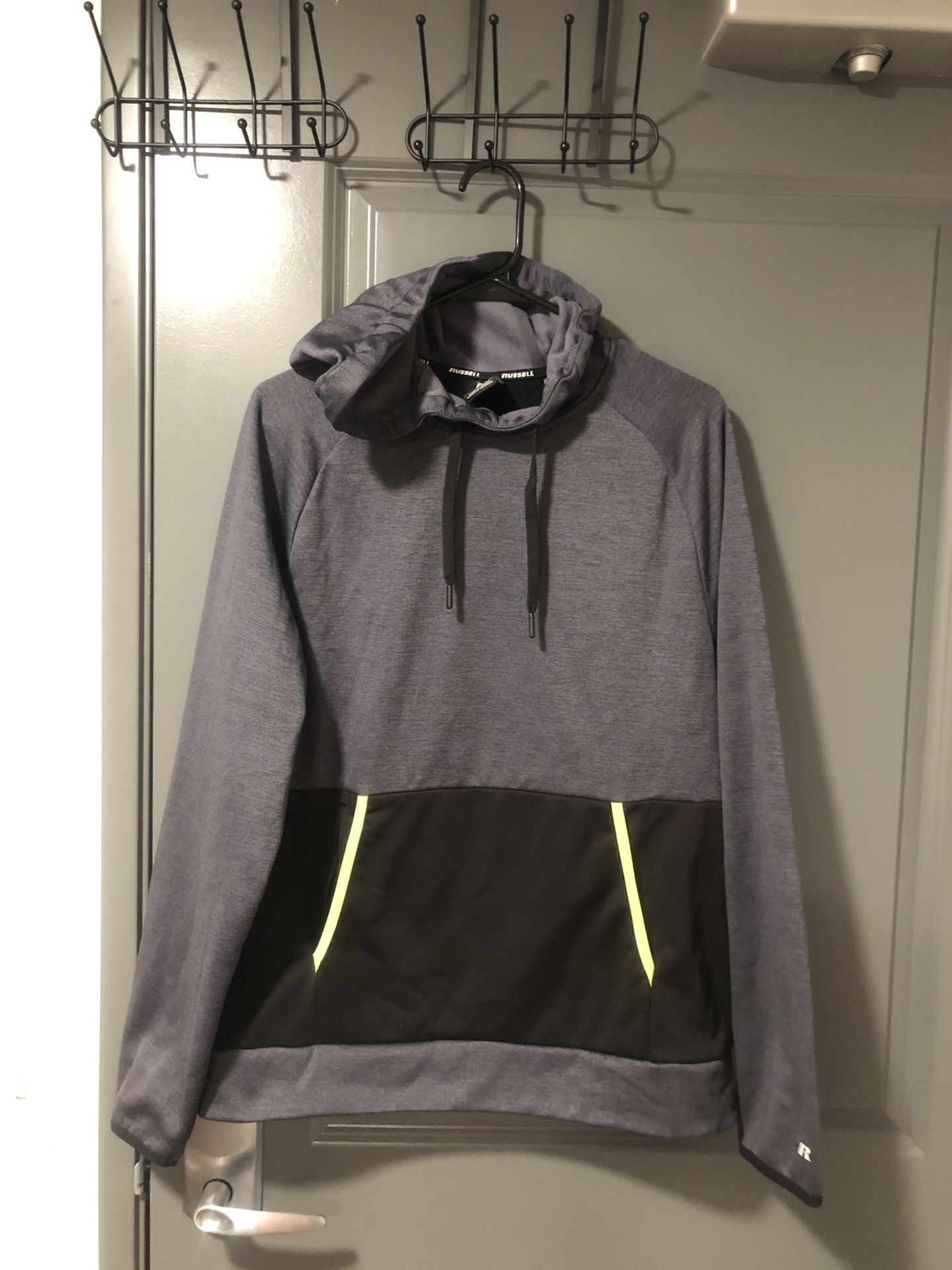 💥PRACTICALLY NEW‼️ Men’s brand RUSSELL size M (although I feel it can fit a large.