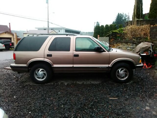 Very clean Chevy Blazer 96 with 146 k on it leather interior but needs sum work on the motor makes noise but runs and drives well