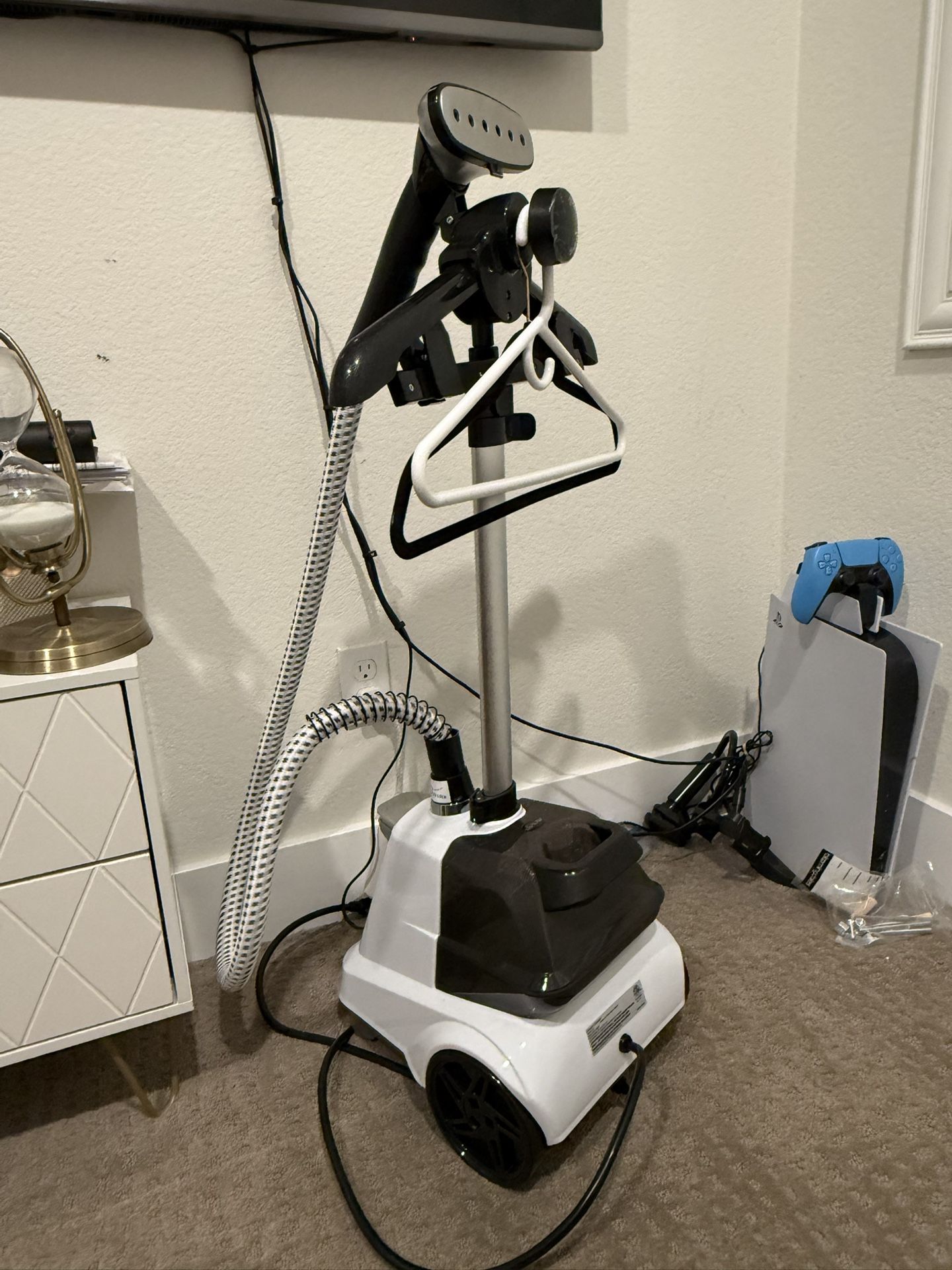 steam iron. like new, 1 week of use, its price is 149, I give it to you in 50