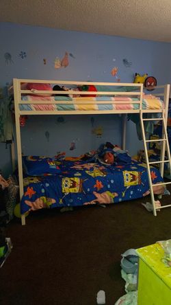 Twin bunk bed