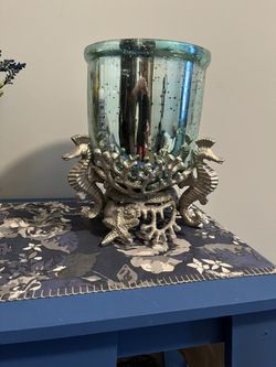 BEAUTIFUL TURQUOISE MIRROR GLASS VASE WITH SILVER SEAHORSES AROUND BOTTOM. 