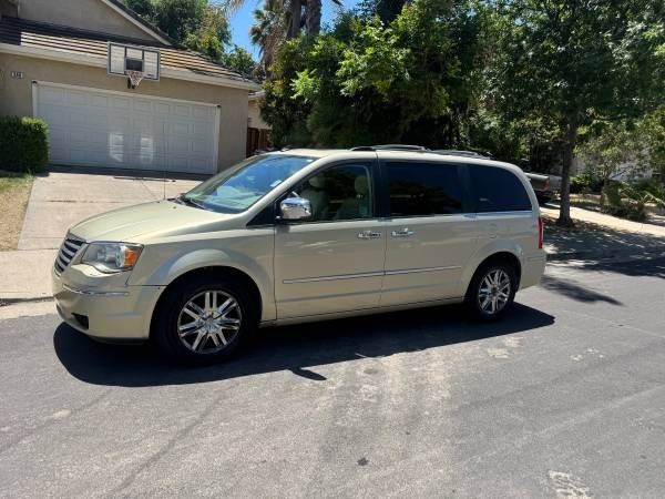 2011 Chrysler town & country minivan