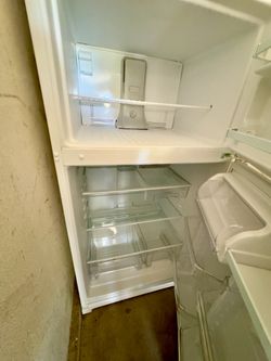 Whirlpool 20 cu. ft. Top Freezer Refrigerator with Frameless Glass Shelves