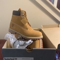 New In box Timberland 010061 Premium 6” Size 11 