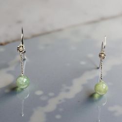 Vintage 14K Yellow Gold Jade Ball Drop Dangle earrings  In good condition 4.83g  Add a touch of vintage charm to your jewelry collection with these st