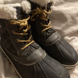 Woman’s Snow boots Size 9. (Brand Is Global Win)