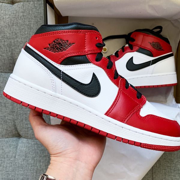 air jordan 1 mid chicago woman