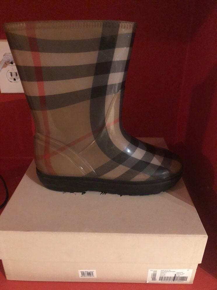 Girls Burberry boots 👢