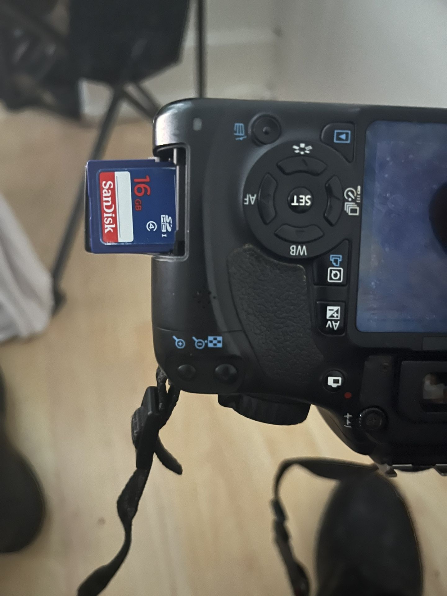 A cannon camera (cannon ds126271) Lens EFS-18-55mm