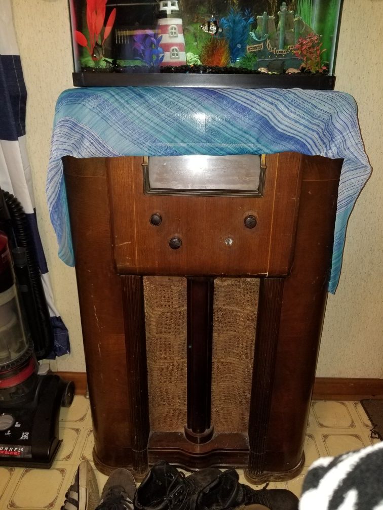 Antique stereo-Montgomery Ward Airline Model 62-402