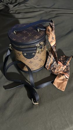 Ladies Stylish Round Handbag With Strap