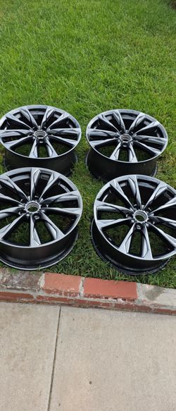 is 350 wheels 19 inch stages wheels very minor curb rashes NOT BENT AT ALL