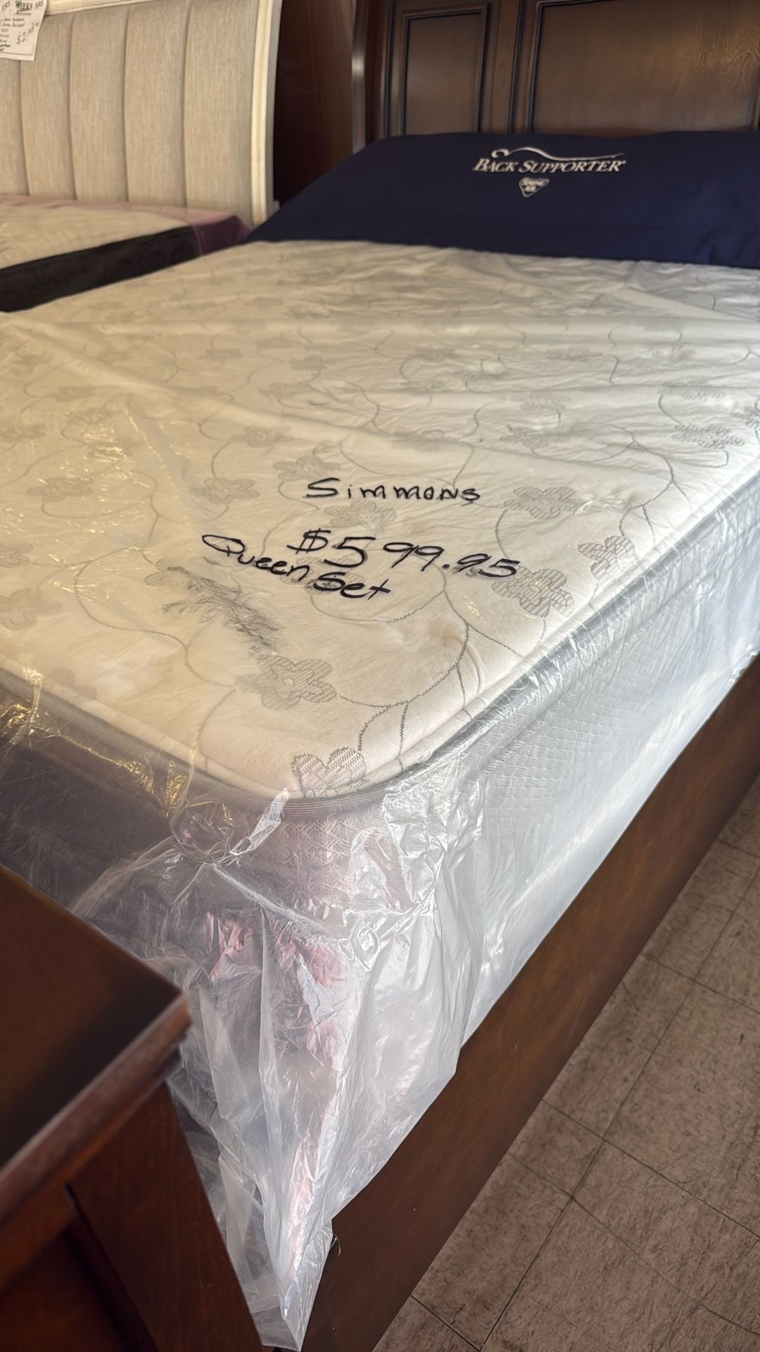 Brand new queen size mattress set by Simmons $599