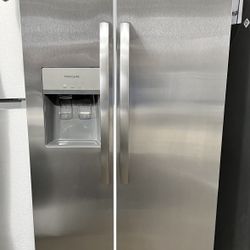 NEW 33” Refrigerator w/WATER+ICE