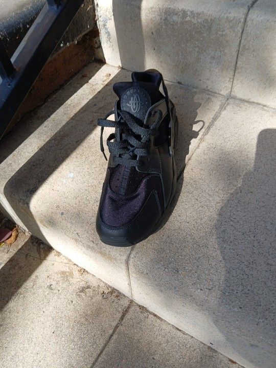 AIR HUARACHE BY NIKE