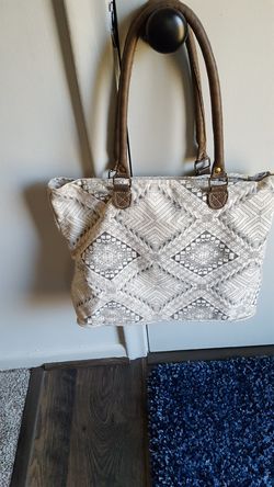 Myra bag tote, zipper closure