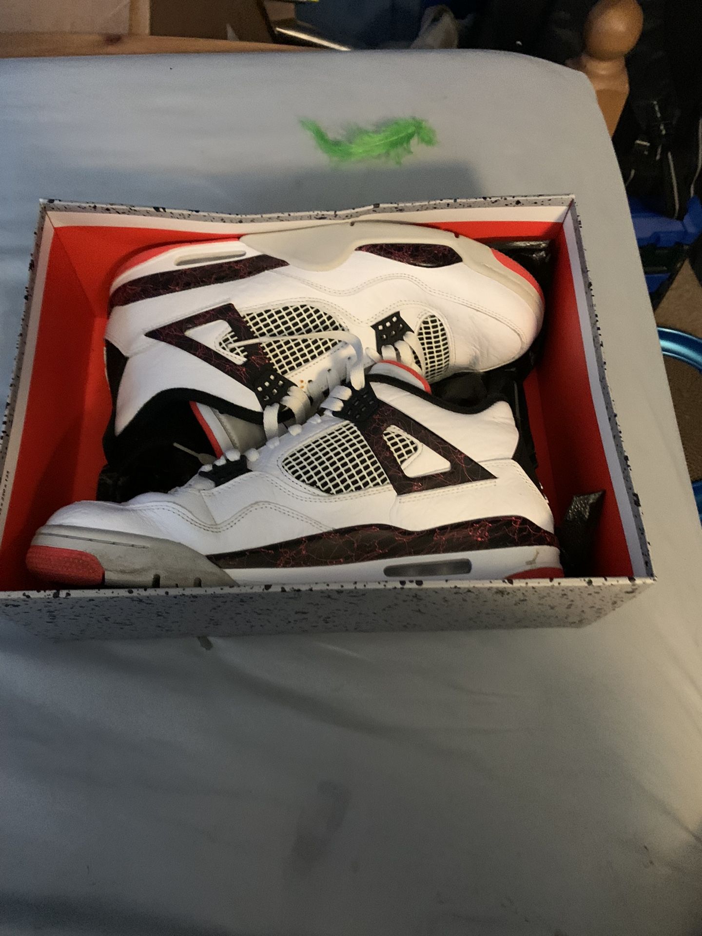 Jordan Retro 4 “Fire Red”