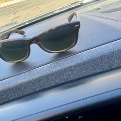 Ray-Ban  Wayfarer Polarized. Sunglass 