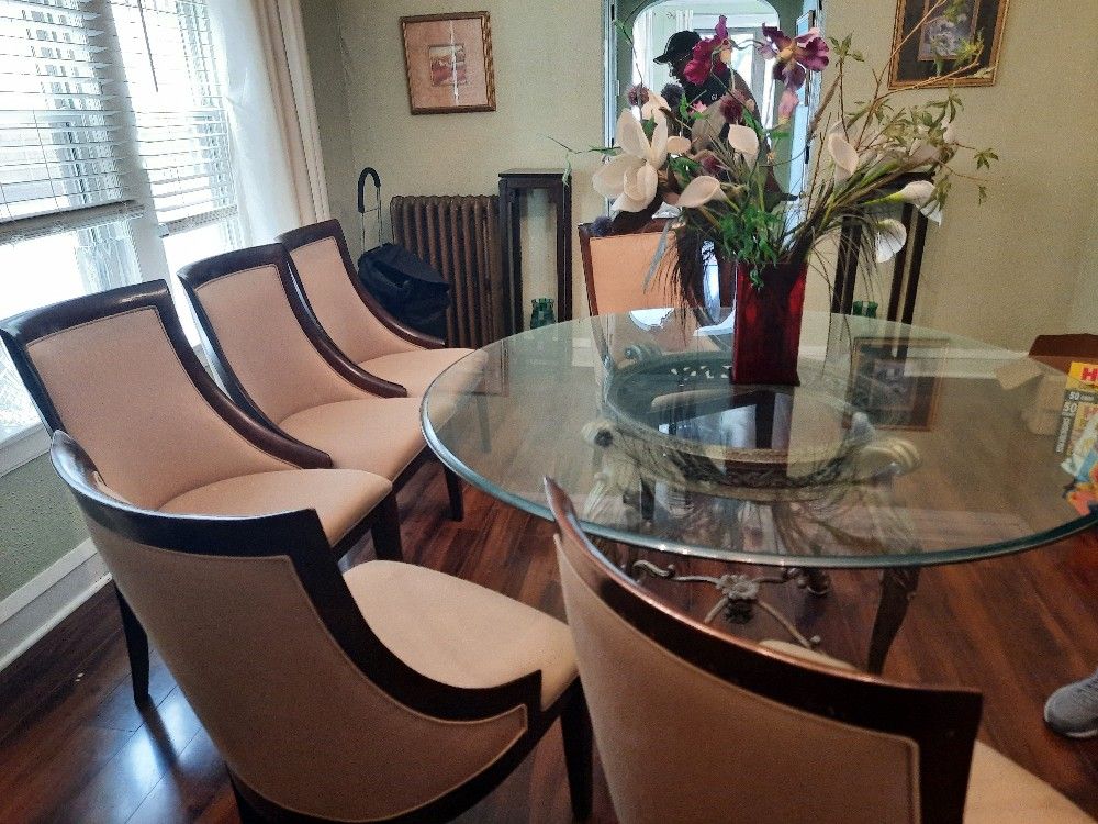 Dining Room Glass Table ( 58" in diameter) 