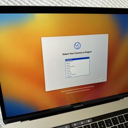MacBook Pro 15 inch, 2017, 2.8 GHz Quad Core Intel i7, 256 GB HD, 16 GB RAM
