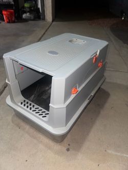Stainless steel litter box with plastic cover