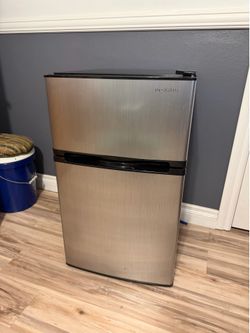 3.0 cu ft. Refrigerator / Freezer