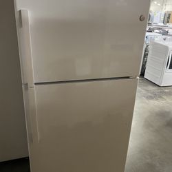  GTS22KGNRWW 33 Inch Top Freezer Refrigerator