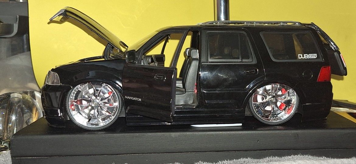 COSTUME TABLE LAMP WIHT LINCOLN NAVEGATOR,WIHT LED LIGHTS IN THE RIMS IN THE BACK ANDTHE FRONT