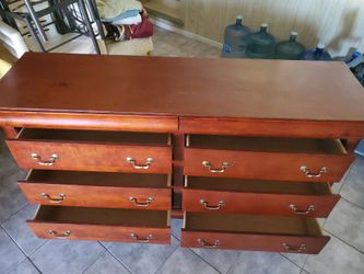 Se Vende comoda de 6 Cajones  2 joyeros  Medidas de Frente 64× 18 × 36 pulgadas de altura  95