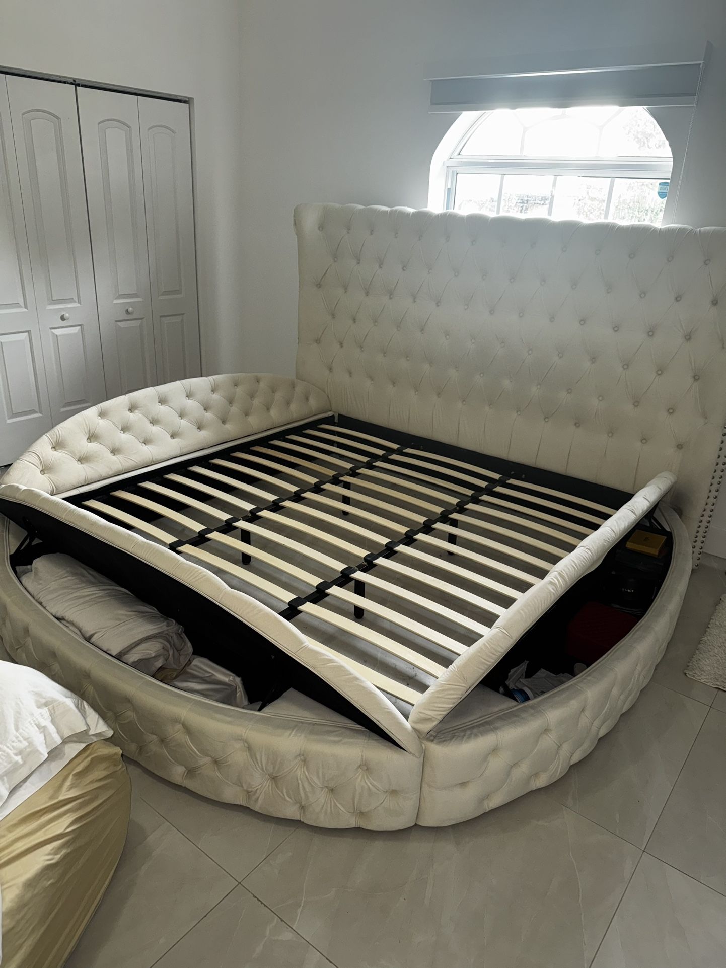 Mirna Upholstered Velvet Round Storage bed with Wingbacks