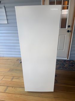 Upright freezer. Insignia.