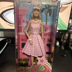  Barbie The Movie Doll, Margot Robbie as Barbie, collectible doll with pink and white guinga dress with daisy chain necklace 