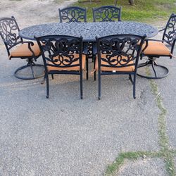 Patio Furniture Table And 6 Chairs & Cushions 