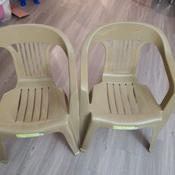 2 Plastic Chairs Indoor Or Outdoor Use 