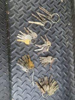 Collection of General Motors keys