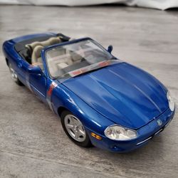 Maisto Jaguar XK8 1996 1:18 scale Diecast