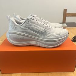 DS Brand New Nike Vomero Plus Sz 7.5 (9W)