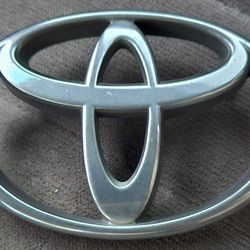 Toyota 4runner Front Grill Emblem. 
