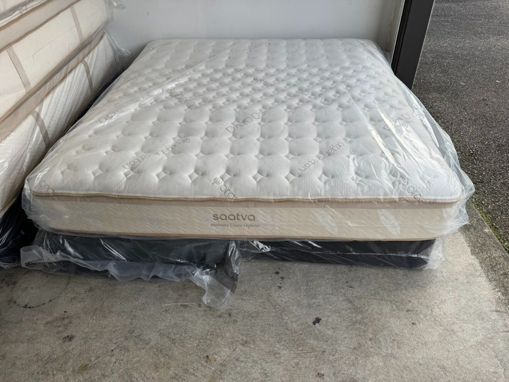 SAATVA Memory Foam Hybrid California King Mattress -Like New