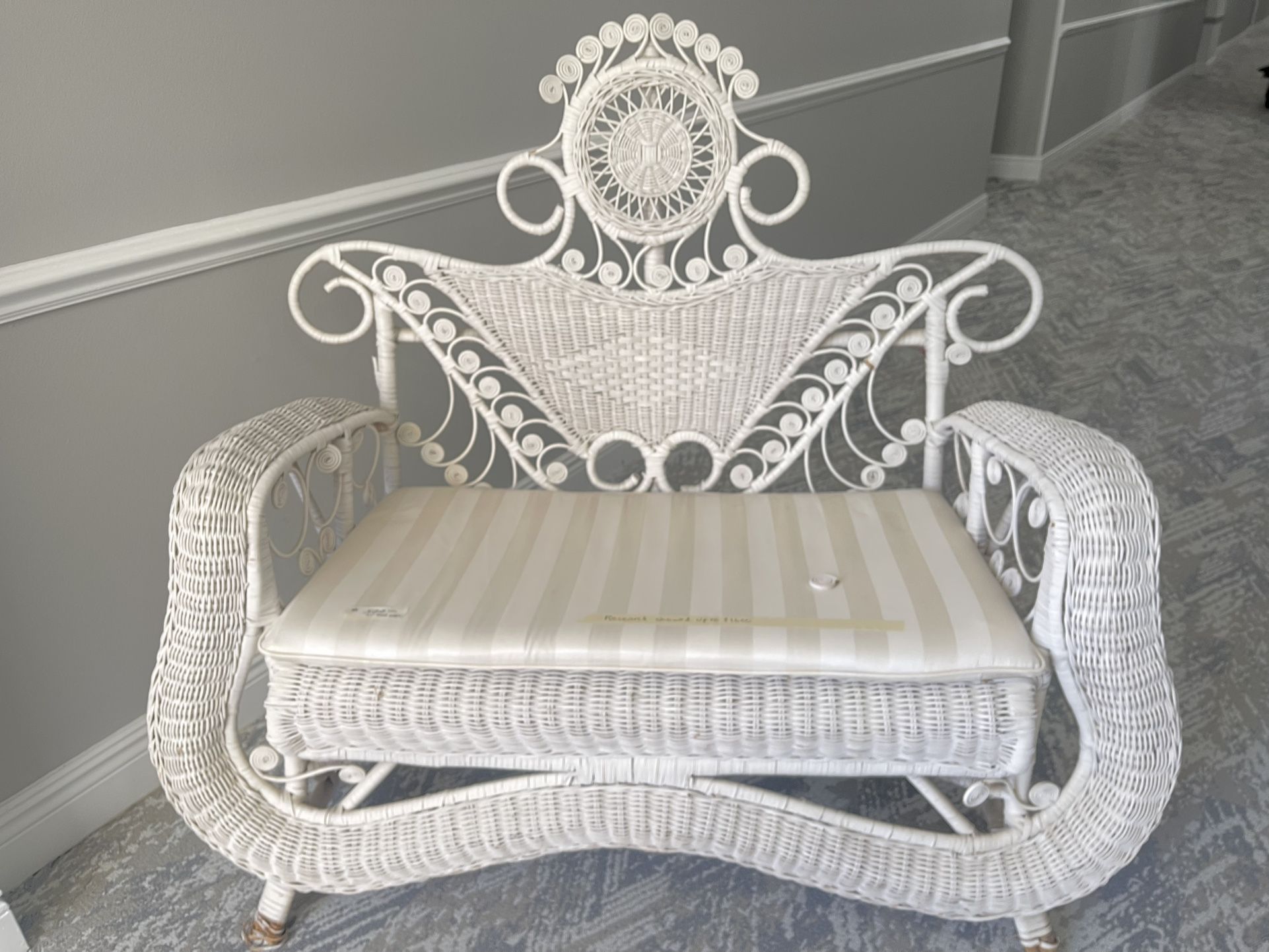 WICKER LOVESEAT